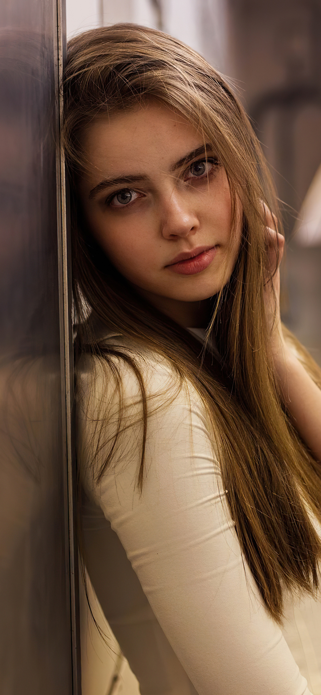 1125x2436  1125x2436 Российские женщины, касающиеся волос, белая одежда 4K iPhone XS, iPhone 10, iPhone X HD 4K обои, изображения, фоны, фотографии и картинки