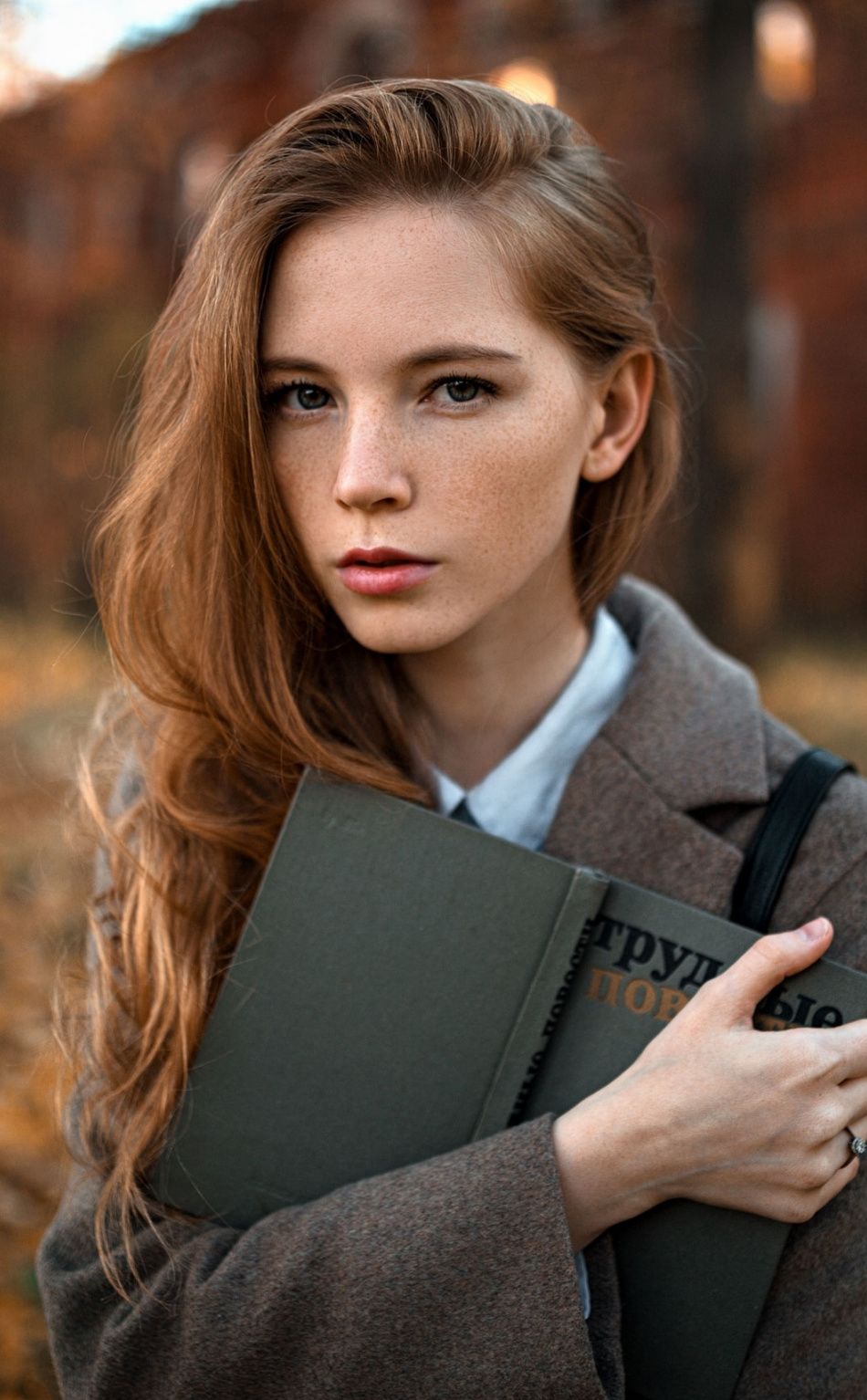 950x1534  Русская модель, девочка с книгой, на открытом воздухе, 950x1534 Обои | Российские модели, естественные красивые женщины, модель