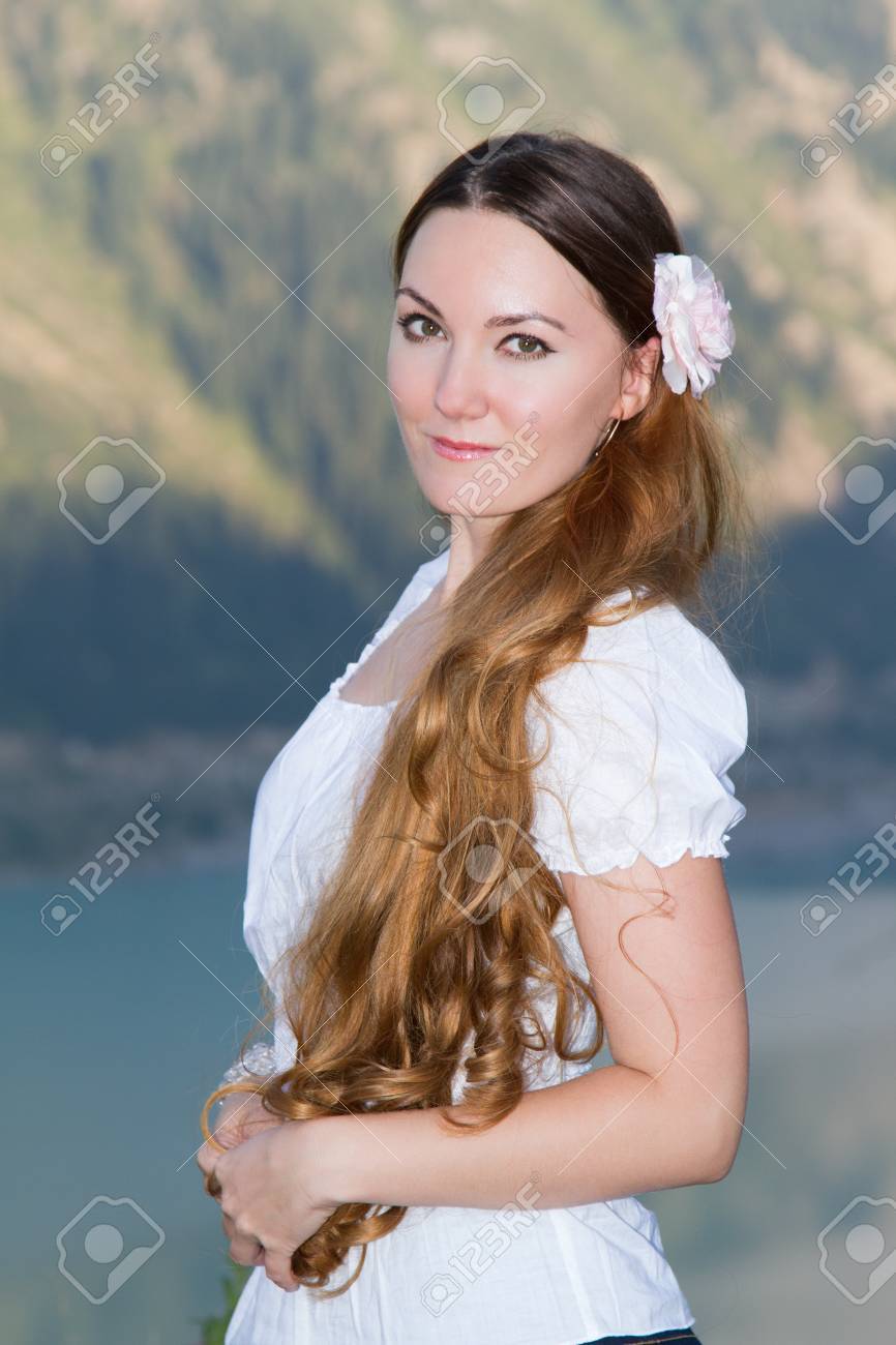 866x1300  Красивая русская девушка с длинными вьющимися волосами stock Photo, Picture и REALITTION FREEALTION. Изображение 10381506.