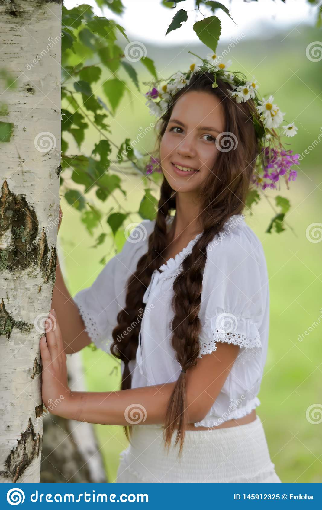 1066x1689  Сладкая русская девушка в белой березе летом, с венком на голове и ромашками Стоковое изображение - изображение женского, счастливое: 145912325