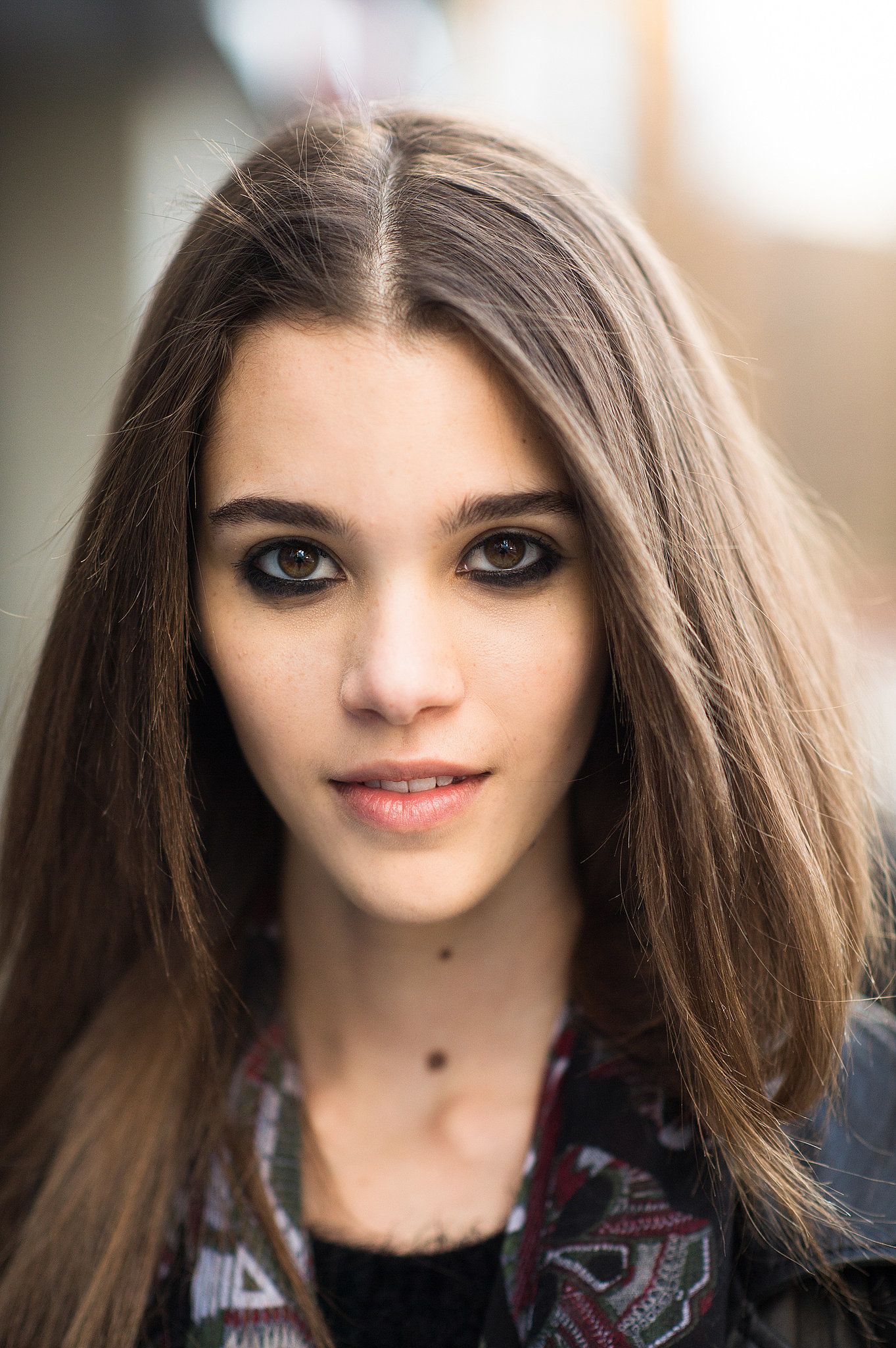 1363x2048  Обои: Полин Хорау, модель, французский, брюнетка, длинные волосы, глубина поля, лицо, женщины на улице 1363x2048 - VFGX - 1781135 - HD Обои - Wallhere