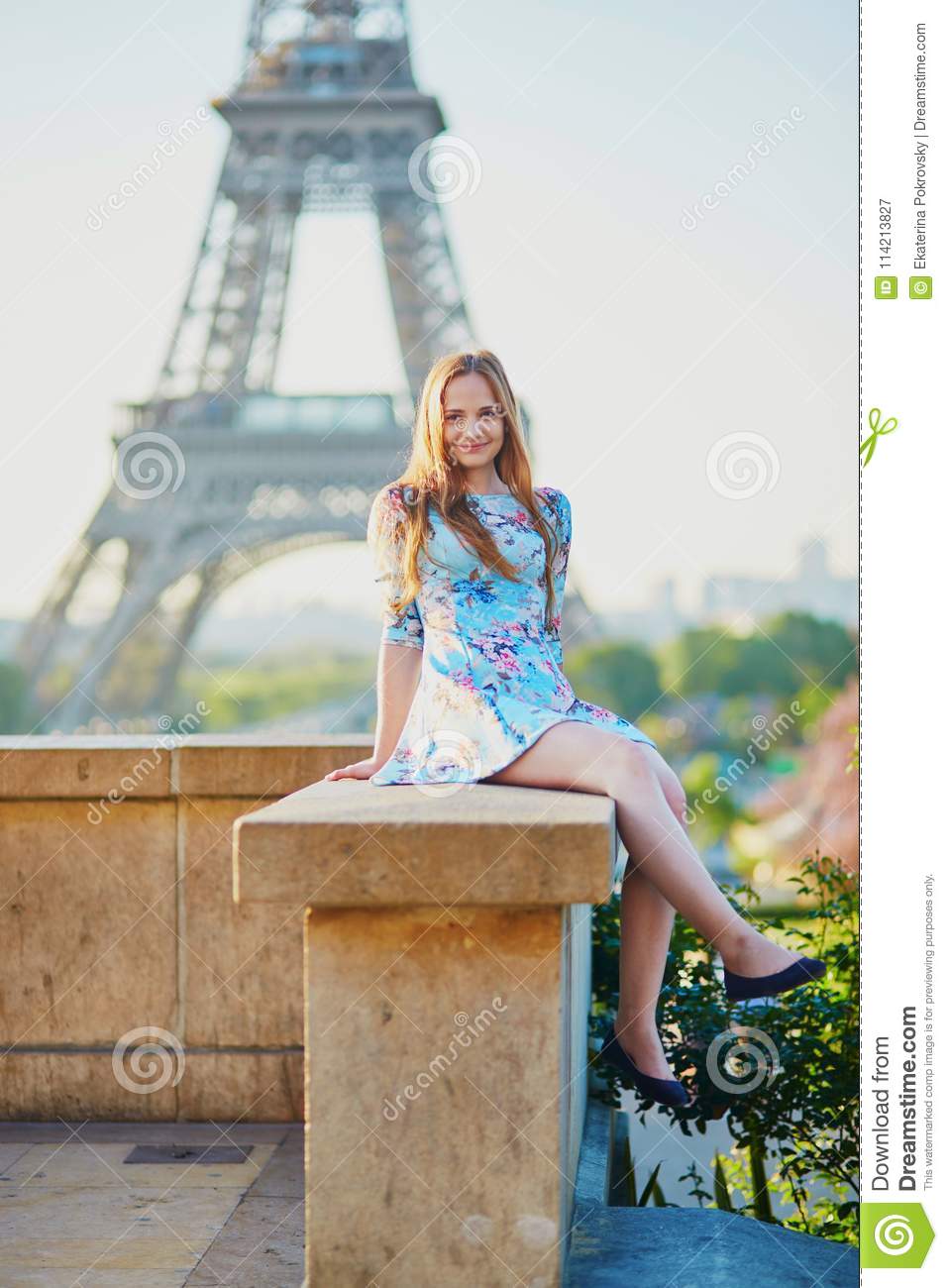 957x1300  Girl in Blue Dress возле Эйфелевой башни, Париж Стокол Изображение - Изображение Европы, праздники: 114213827