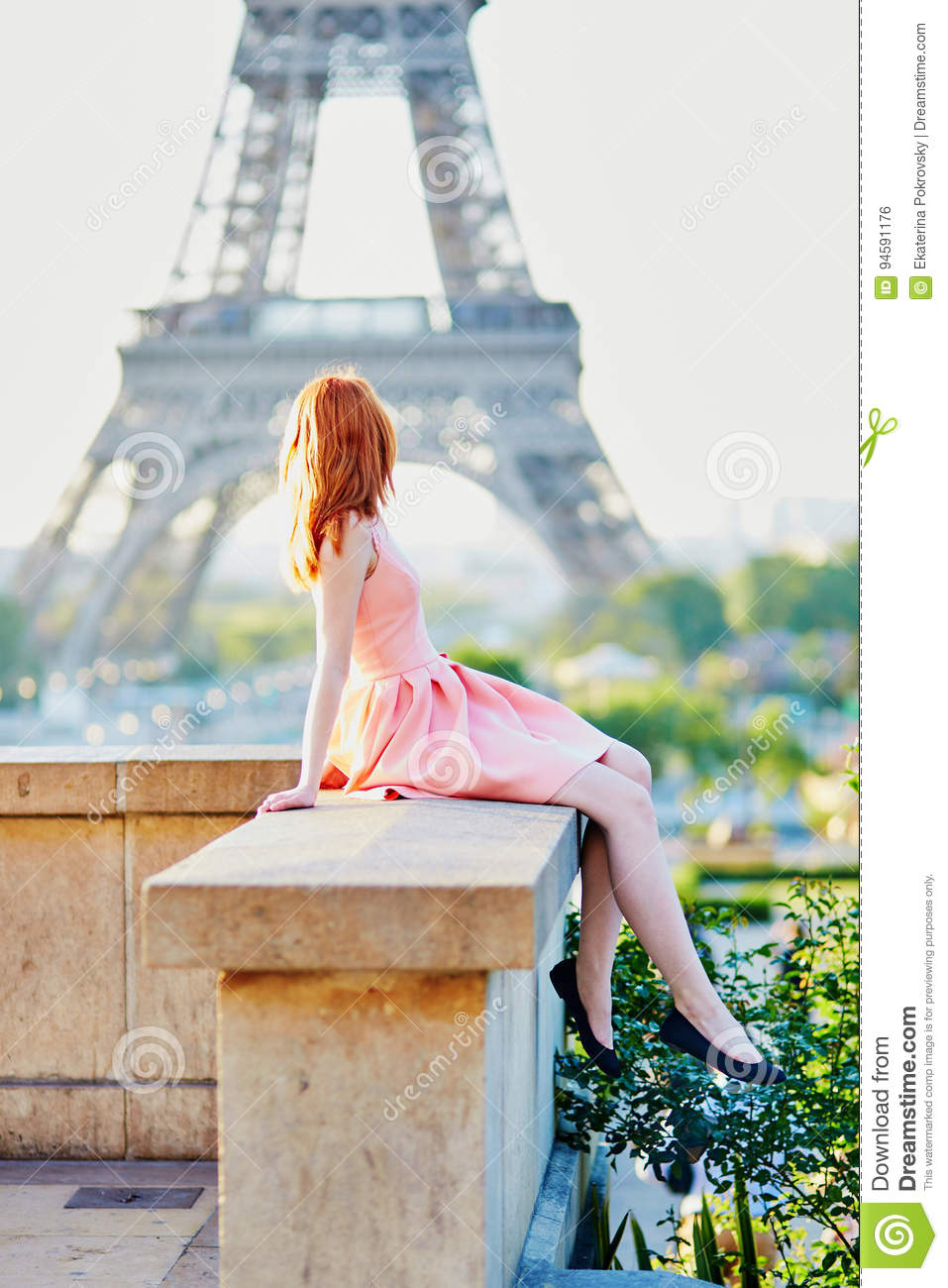 957x1300  Девушка в розовом платье возле Эйфелевой башни, Париж Сток -Фото - Изображение города, французский: 94591176