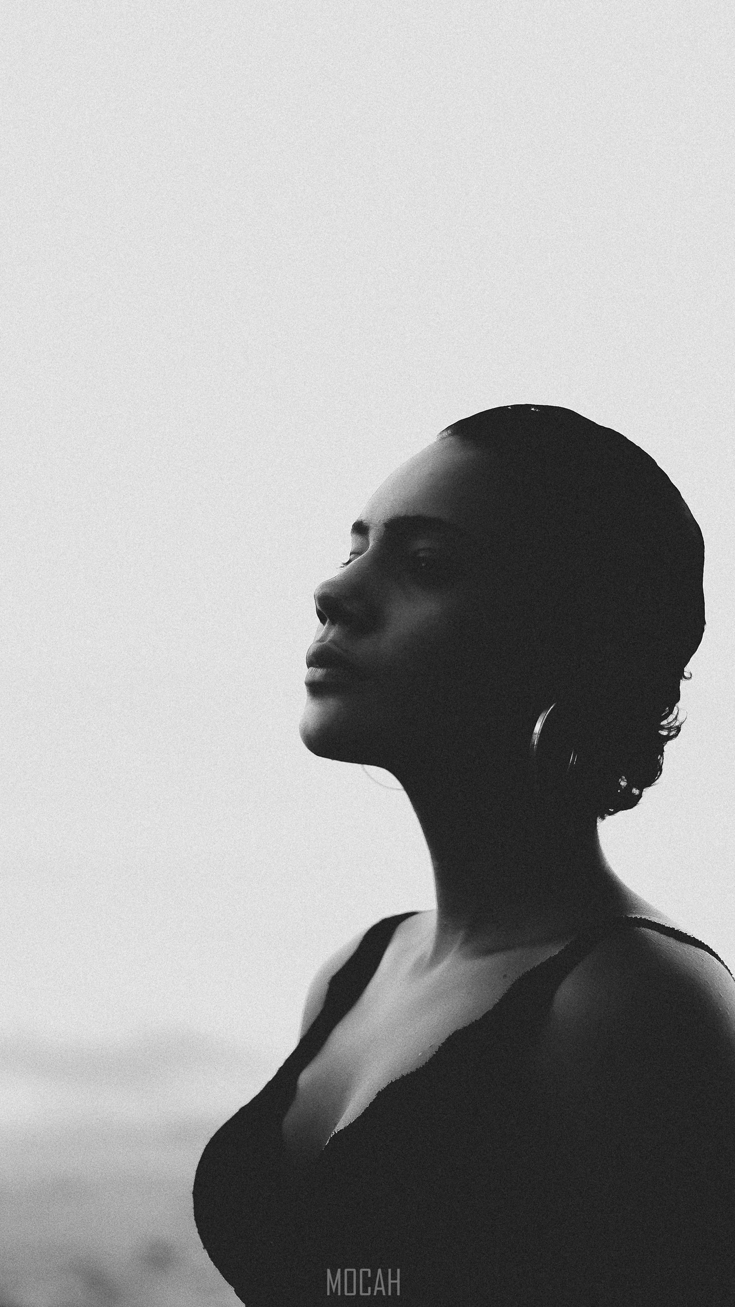 1440x2560  277133 Гламурная женщина в черно -белом цвете с серьгами -обручами и вершиной V Sect, Oasis, Cat S52 обои HD, 720x1440 - Редкая галерея HD обои