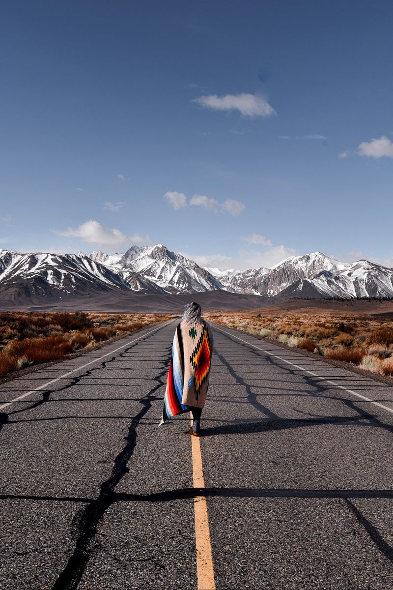 800x1200  Скачать обои 800x1200 Girl, горы, дорога, путь, одиночество, Калифорния, США iPhone 4S/4 для Parallax HD фон