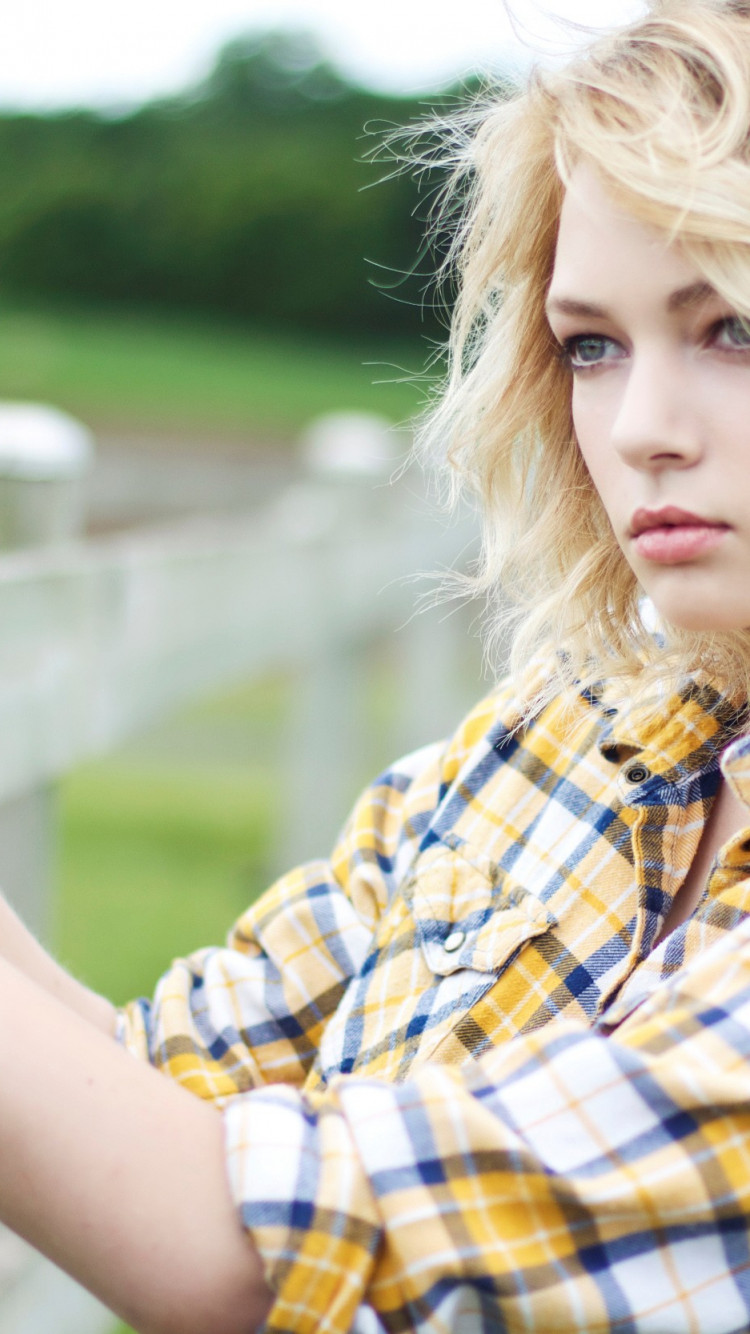 750x1334  Английская блондинка -девочка обои 00418 - Балтана