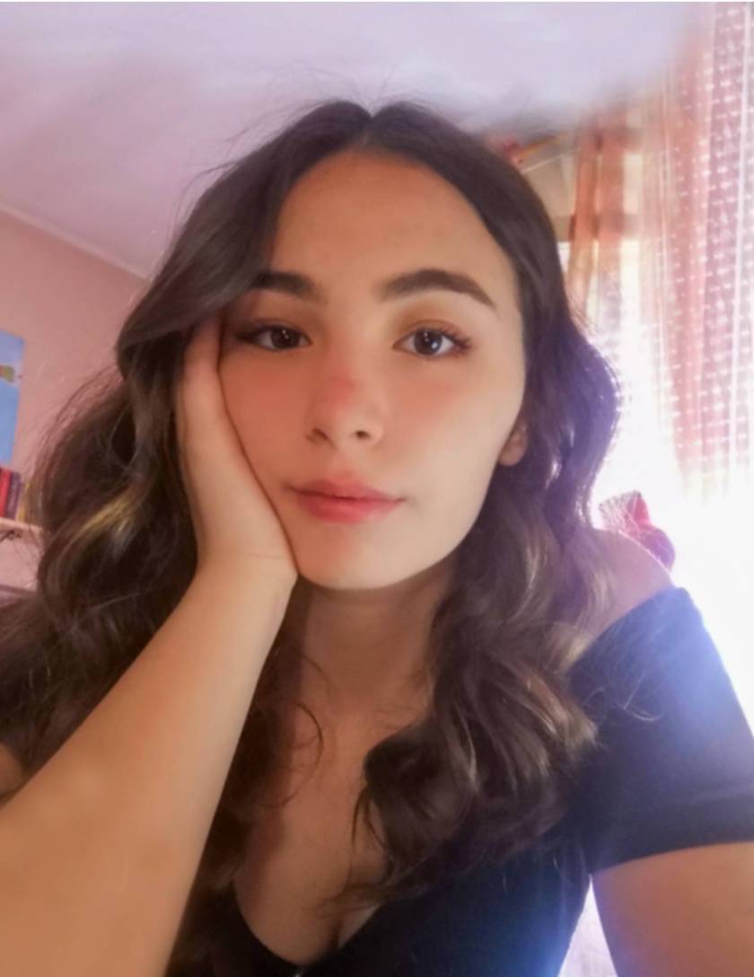 840x1088  Портрет молодой красивой женщины фаната Испании Stock Photo - Alamy