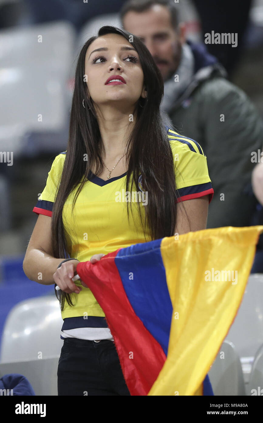 866x1390  Париж, Франция. 23 марта 2018 года. Колумбийская женщина, увиденная перед началом дружеского матча. Дружественный футбольный матч между Францией и Колумбией на Стад-де-Франс, в Сен-Дени, на окраине Парижа.