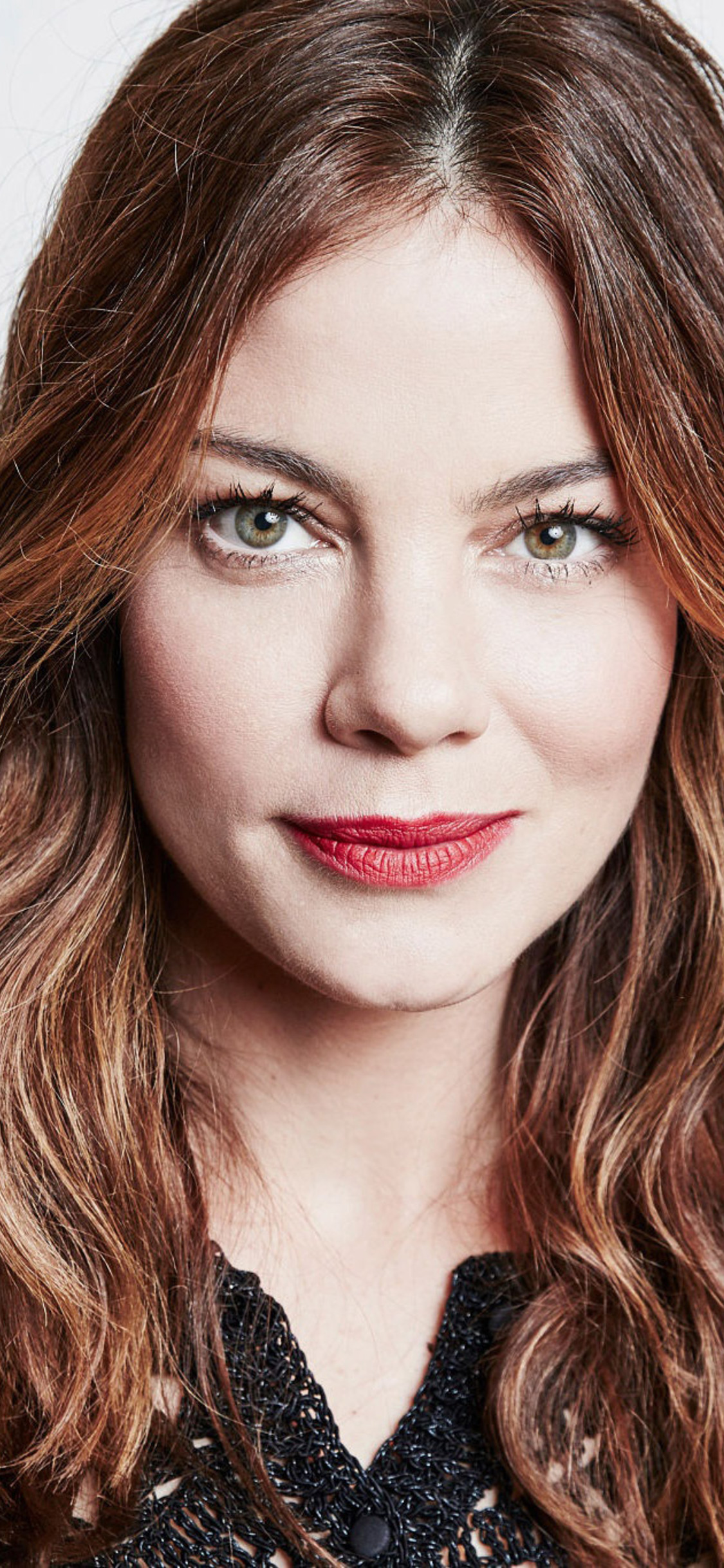 1125x2436  Мишель Монаган Обои - пещера обоев