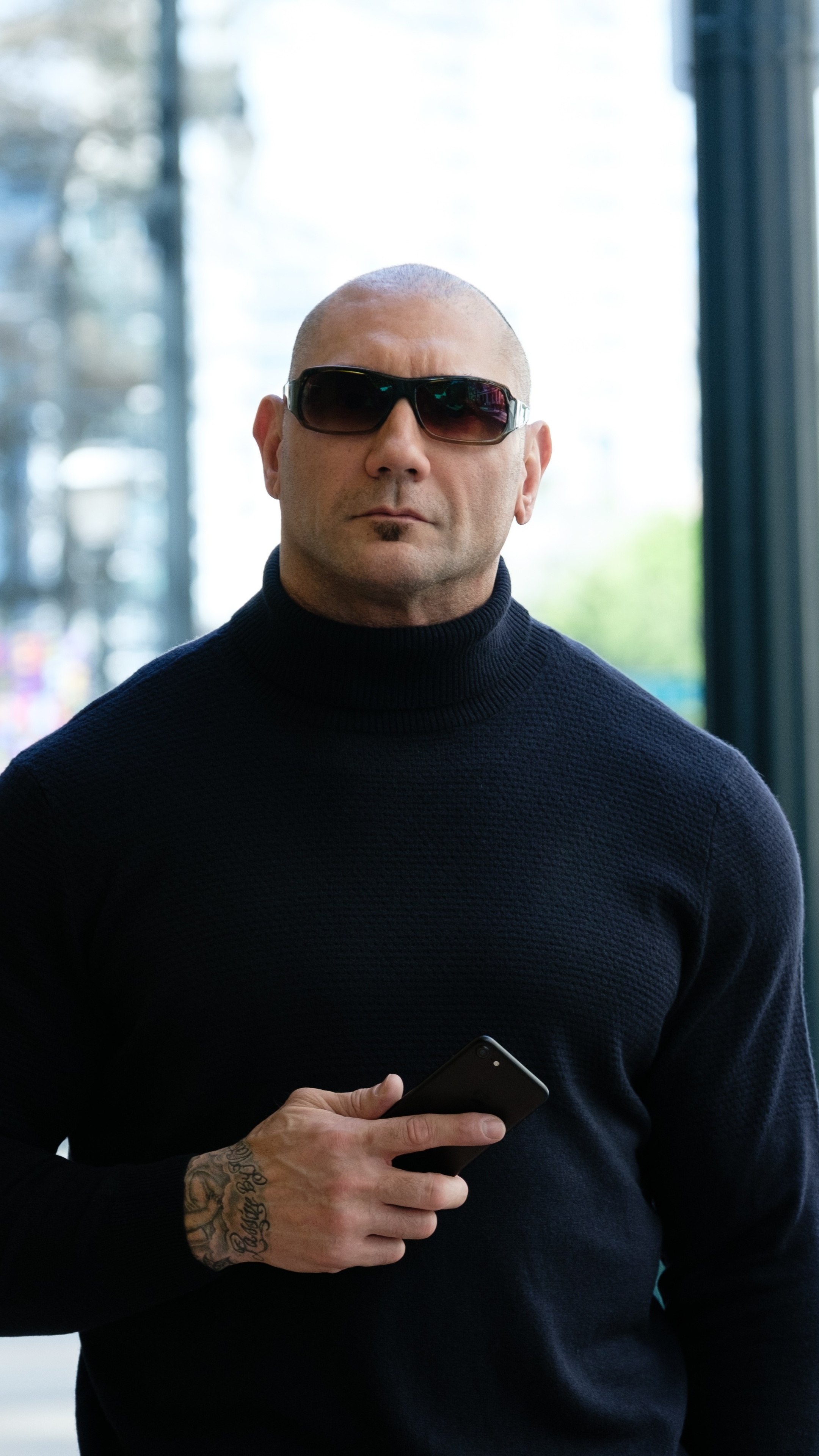 2160x3840  Дэйв Баутиста делится тем, как его тело трансформировалось за 30 лет