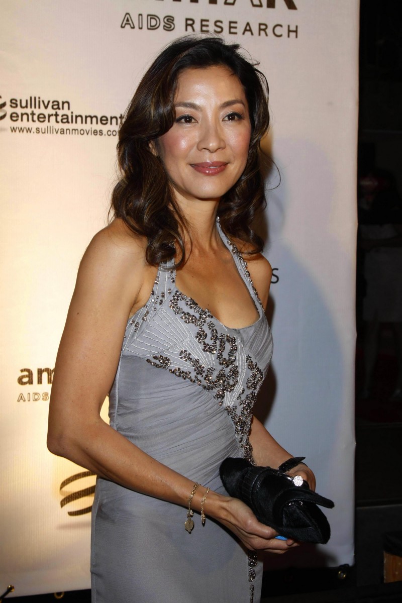 800x1200  2160x3840 Michelle Yeoh HD Sony Xperia X, XZ, Z5 Premium Wallpaper, HD знаменитости 4K обои, изображения, фотографии и фон - обои логовой