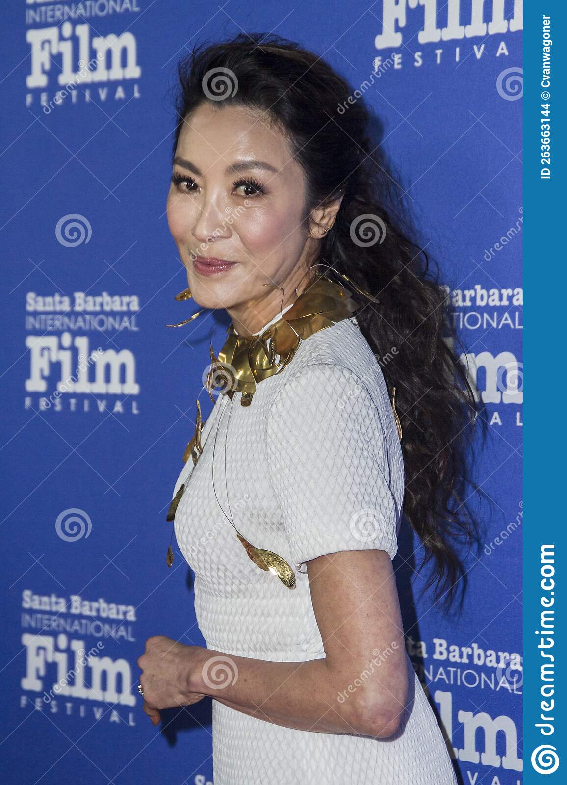 1156x1600  Мишель Йео на всем повсюду одновременно - Голливудский репортер