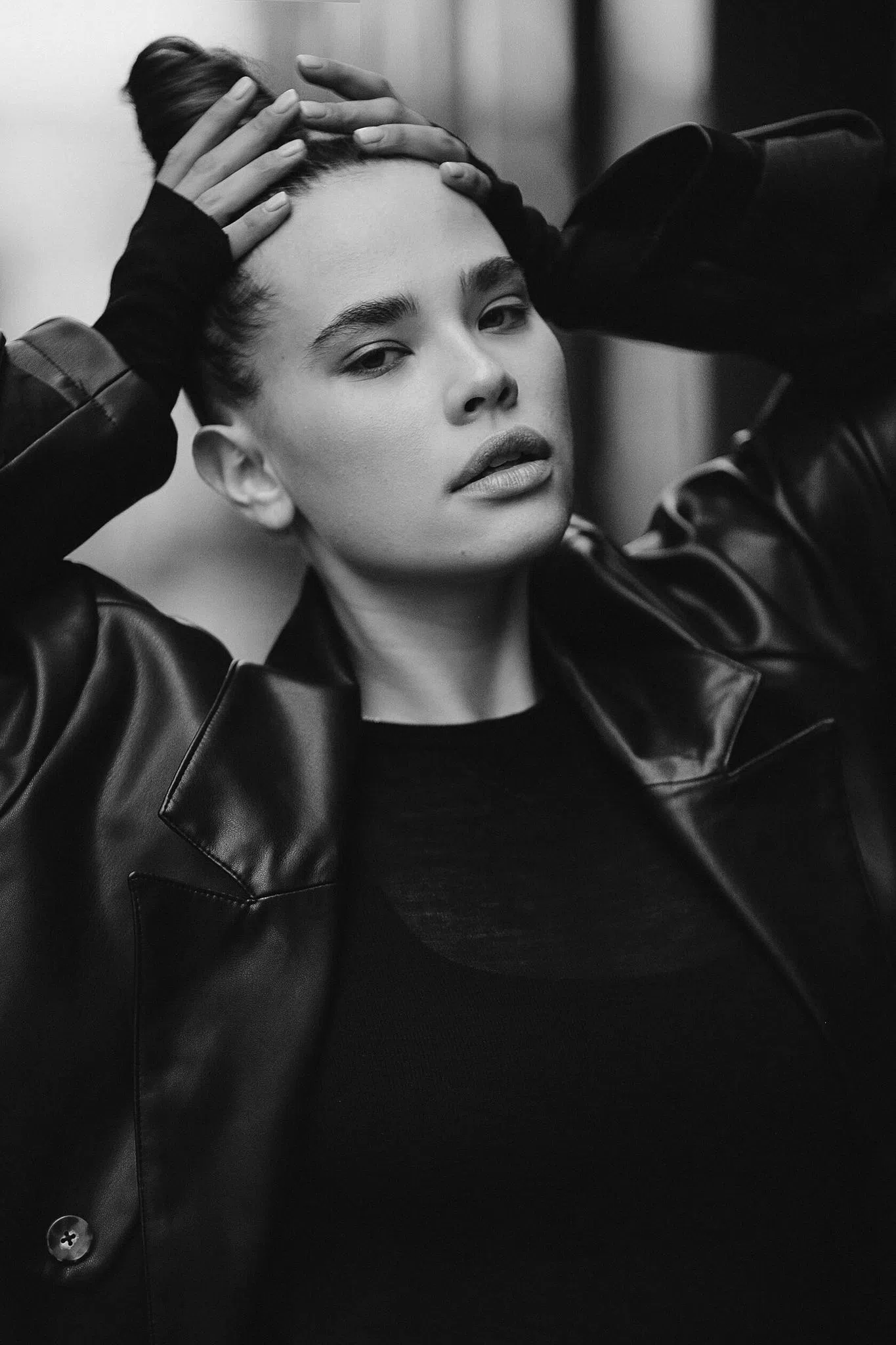 1365x2048  https://oboi-download.ru/phone/anastasiia-reznik-oboi-na-telefon/