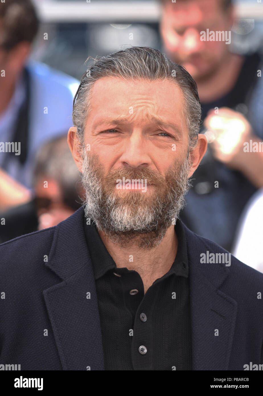 924x1390  Винсент Кассель и Тина Кунаки приносят серьезную элегантность в игру в стиле | Британский GQ