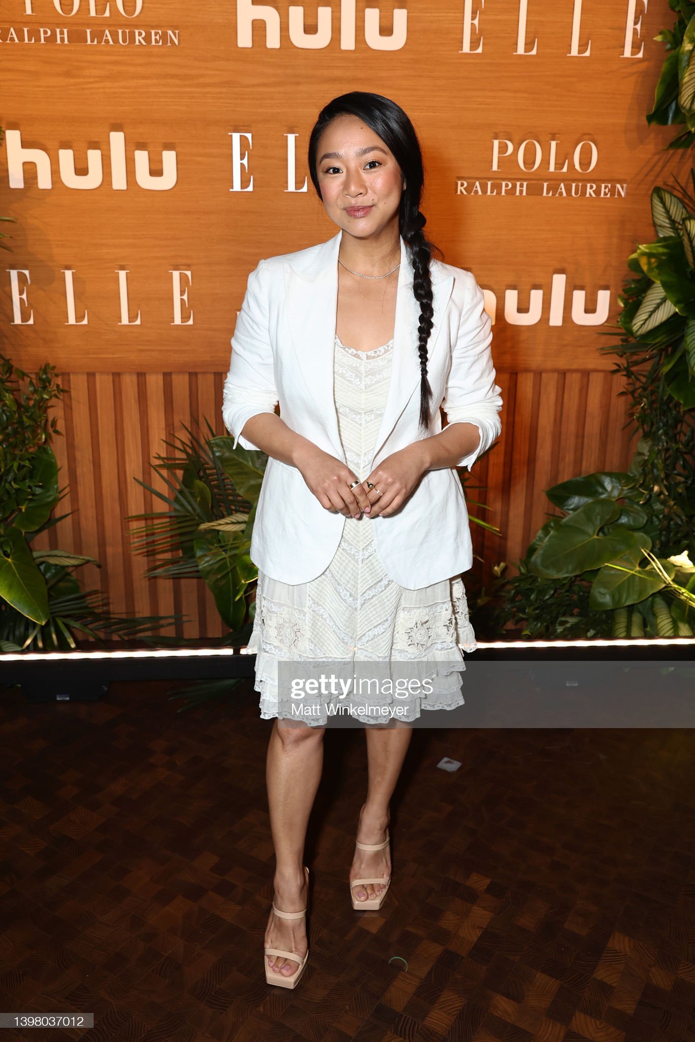 1366x2048  Стефани Хсу: Фотографии звезды, номинированной на Оскар-Голливудская жизнь