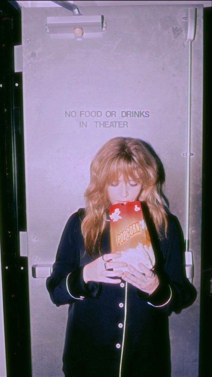 675x1200  Альт. Королева экрана: Познакомьтесь с Наташей Лионн, заклинательно эксцентричной «Русской кукол», переосмысляющей славы | Мода