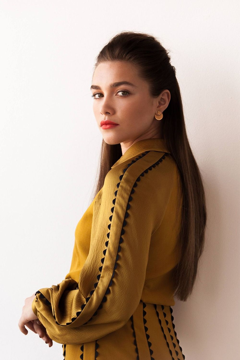 1000x1499  Флоренция Пью, женщины, актриса, длинные волосы, простой фон, брюнетка, лицо, HD Телефон Обои | Пикпкс