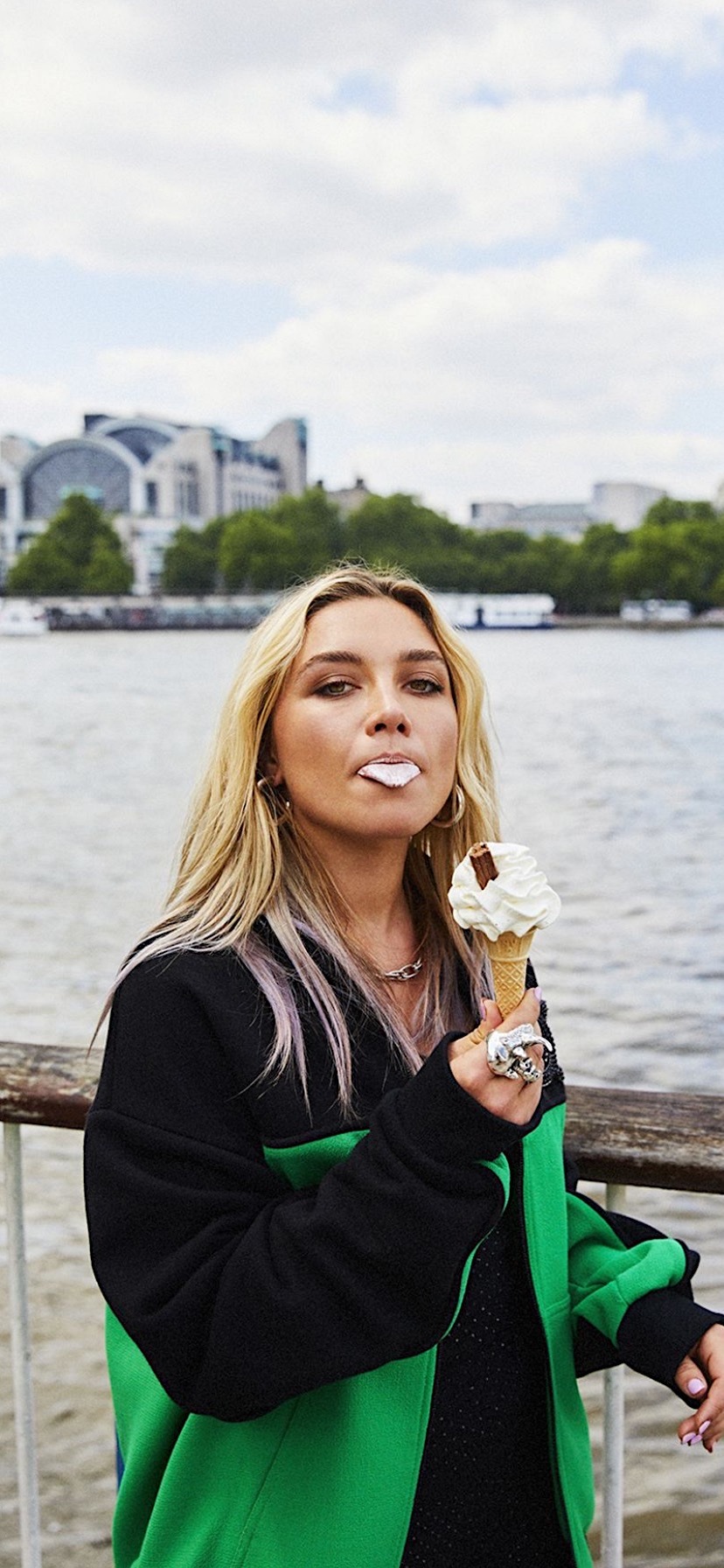 828x1792  Флоренция Пью так тонирована на фото в платьях