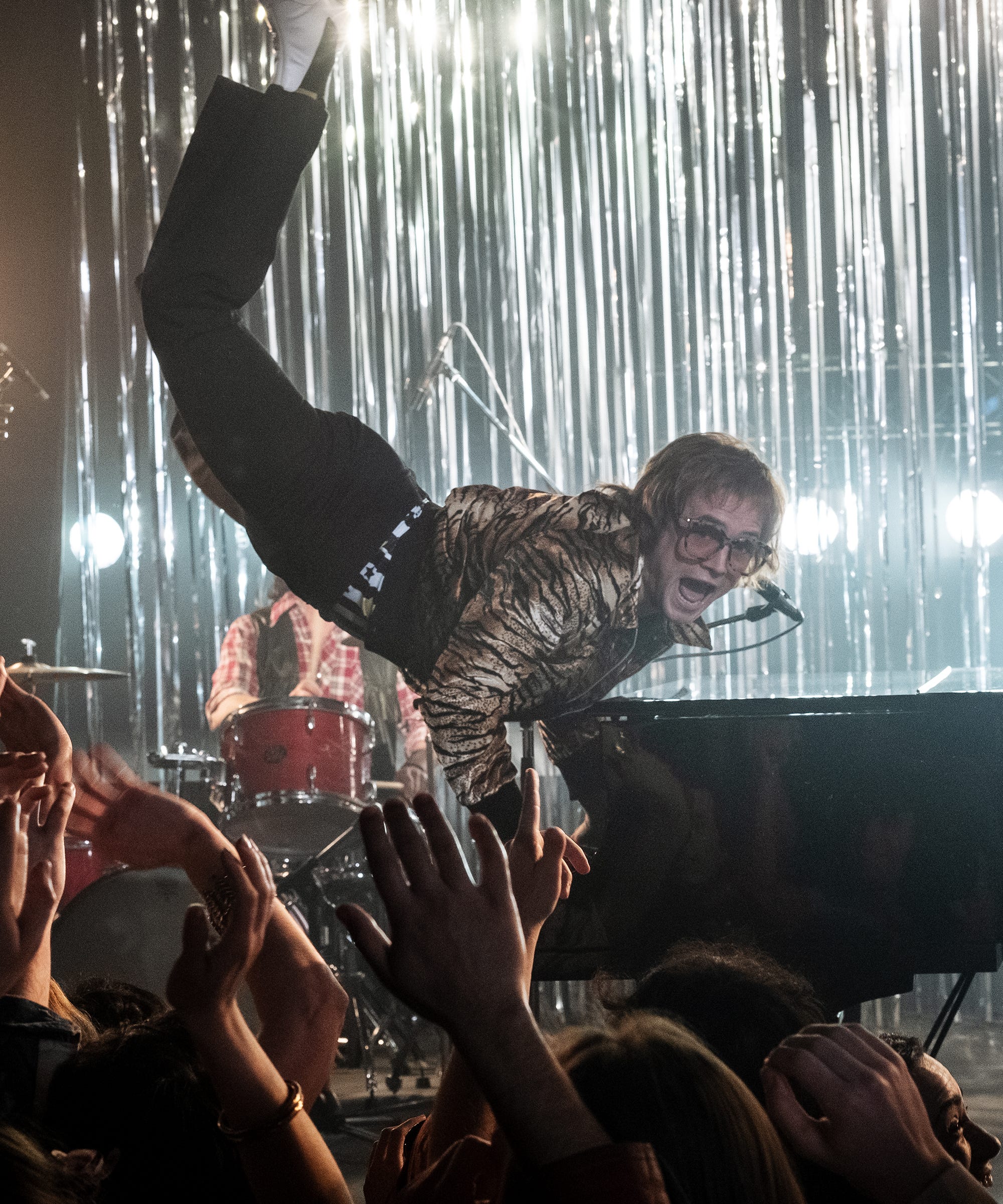 2000x2400  1280x2120 Taron Egerton в роли Robin Hood iPhone 6+ HD 4K обои, изображения, фоны, фотографии и картинки