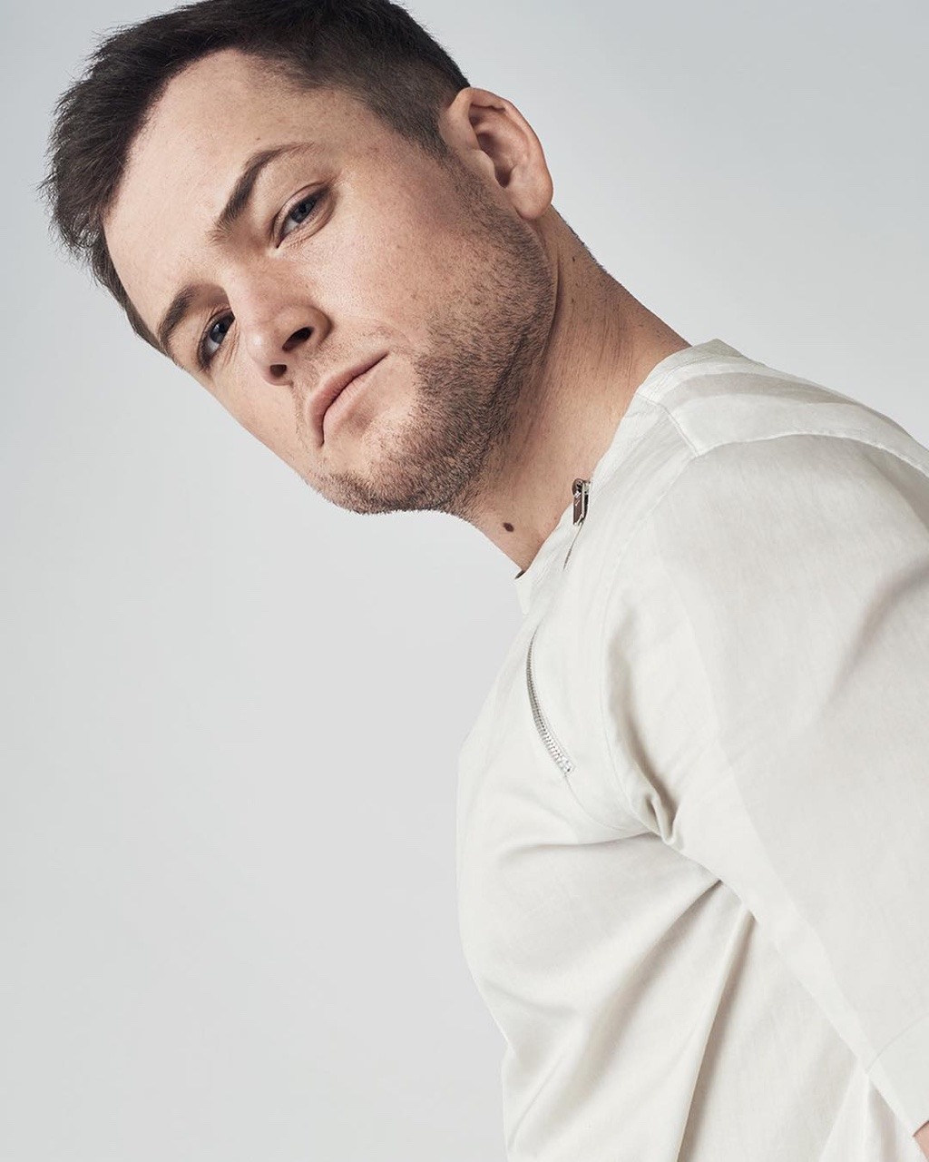 1024x1280  Taron Egerton \ U0026 Колин Ферт возьмите «Кингсман» в Мадрид: Фото 3297779 | Колин Ферт, Тарон Эгертон Картинки | Просто Джаред