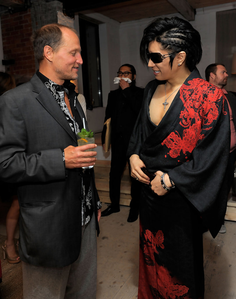 811x1024  Как насчет Вуди Харрельсона для Джо Экзотика ... Джо - жесткая личность, чтобы прибить, я могу видеть только таких людей, как Дакс Шепард, издевающийся над южной частью. : r/Тигроки