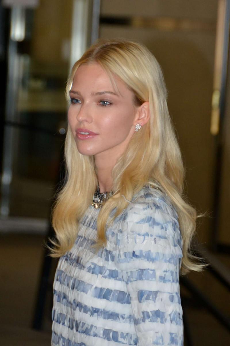 800x1200  Best Sasha Luss iPhone 8 HD обои - ilikewallpaper