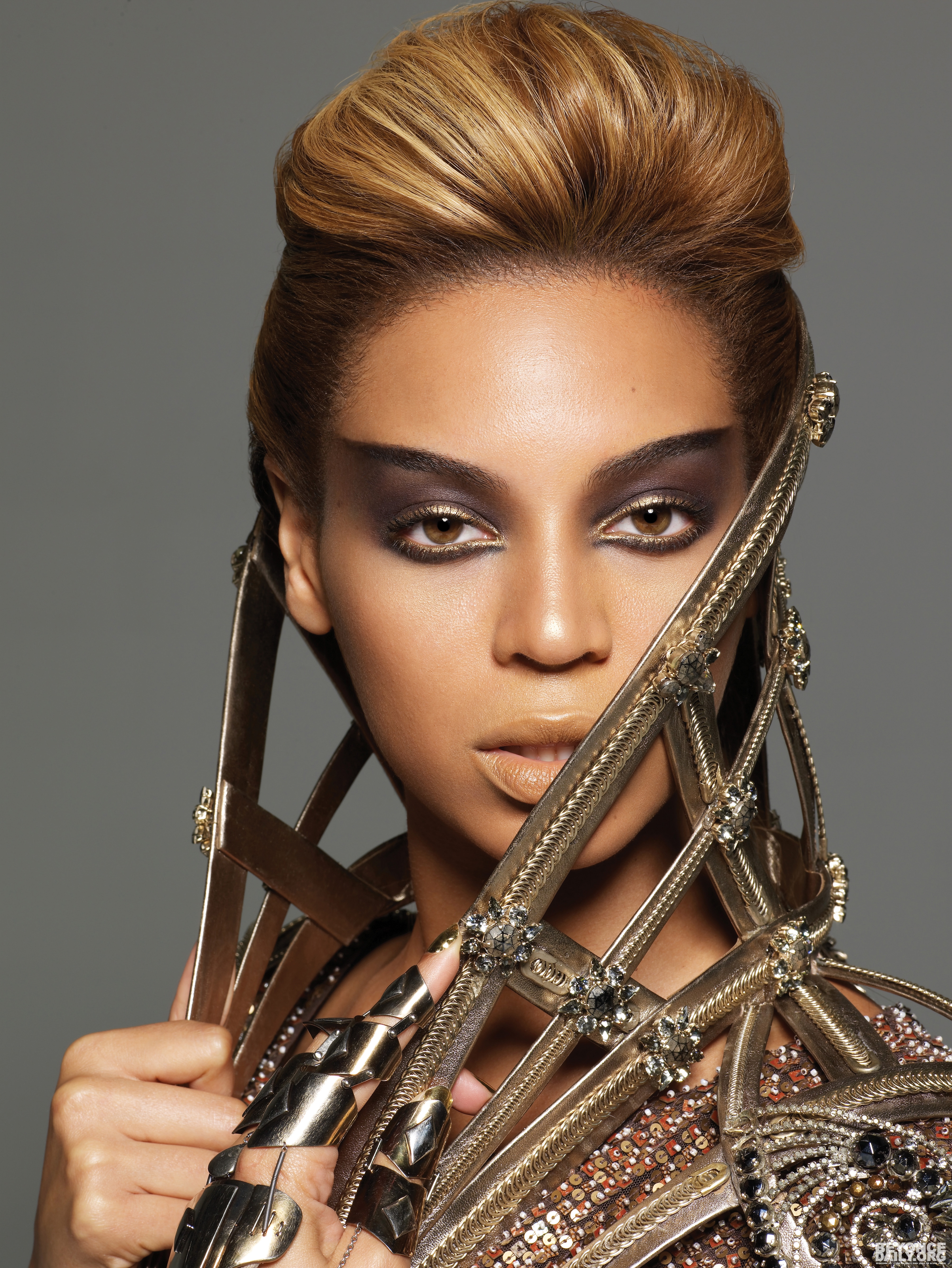 3600x4795  Нью -Йорк, штат Нью -Йорк - 18 февраля: модель Саша Лусс проходит по взлетно -посадочной полосе на шоу Fashion Anna Sui во время MBFW осень 2015 года в Lincoln Center 18 февраля 2015 года в акциях Нью -Йорка