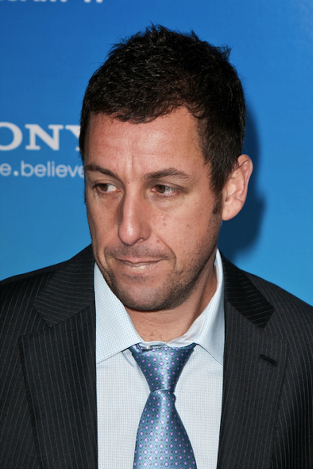 1067x1600  Обои Адама Сэндлера - верхняя часть фона Адама Сэндлера - WallpaperAccess