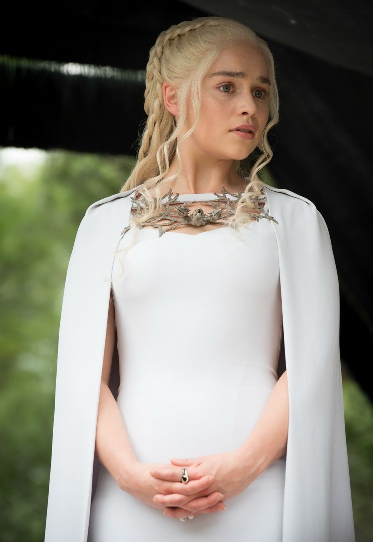 745x1080  Эмилия Кларк, Миранда Керр, Юлия Снигирь, Марго Робби и другие звезды с  идеальными бровями | Страсть