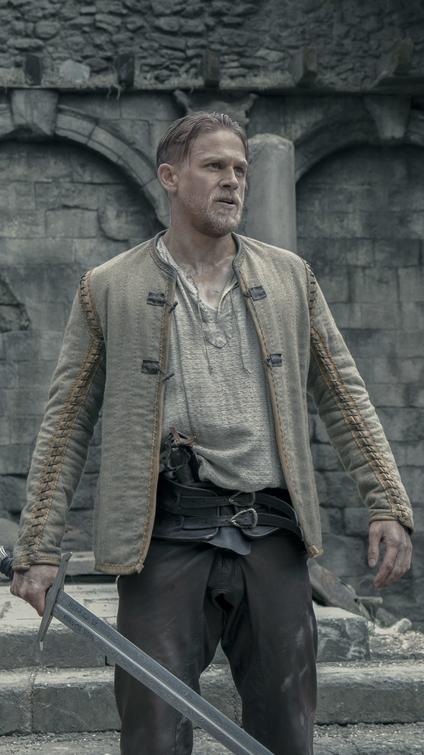 1440x2560  Как Чарли Ханнам «в ужасе» Гая Ричи в первые дни «Короля Артура»