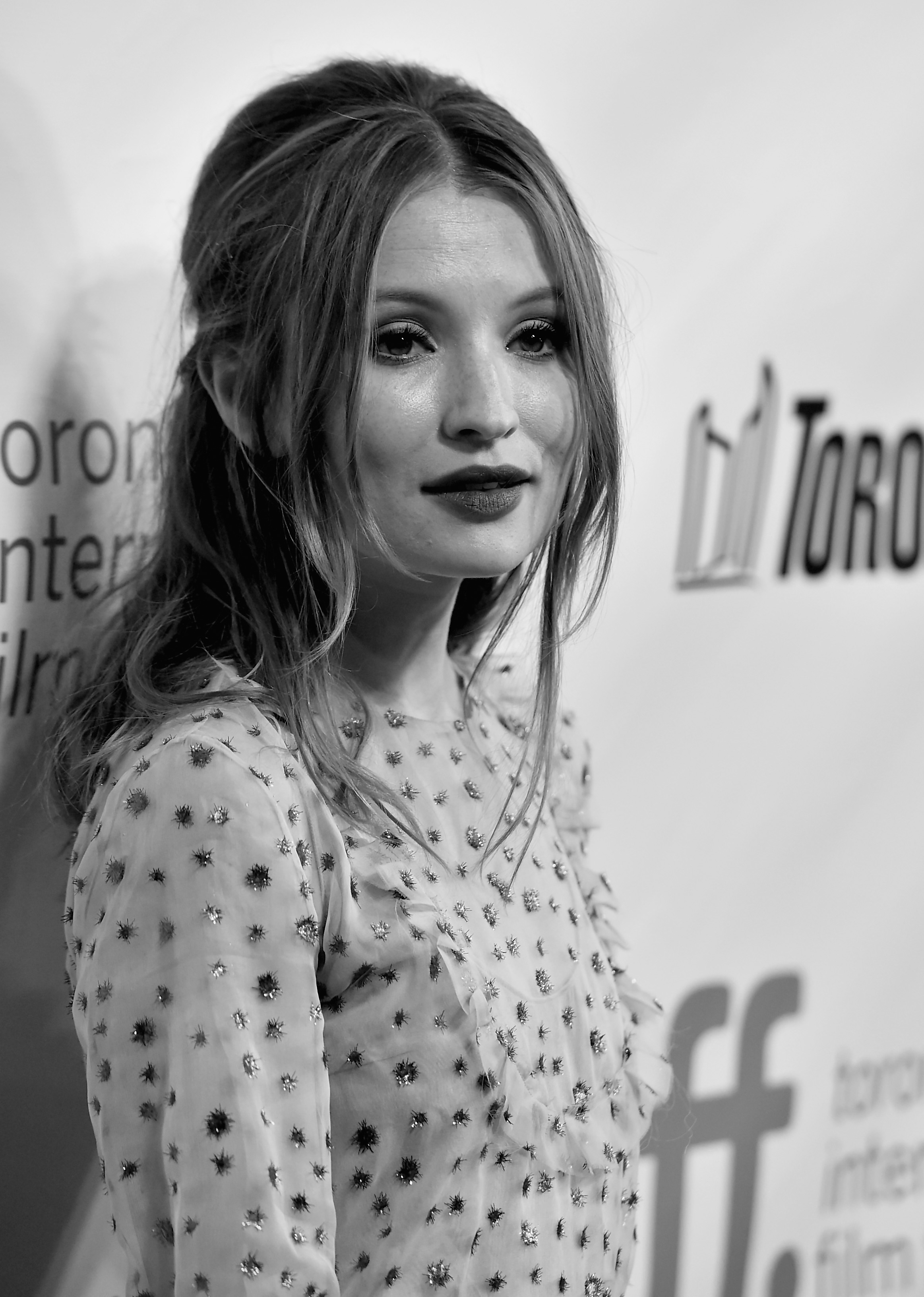 2325x3264  Эмили Браунинг Фото 32 из 267 фото, обои - Фото № 360142 - место2