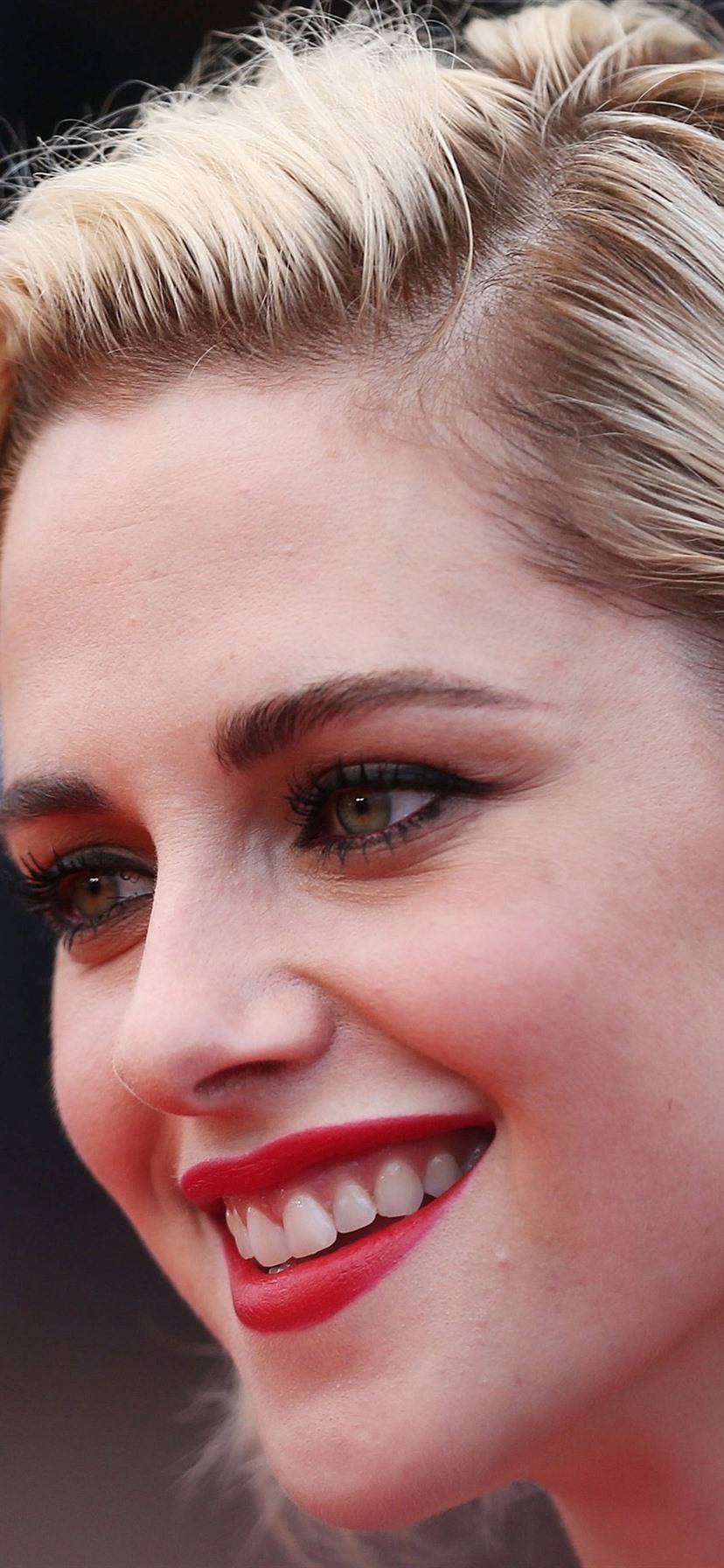 828x1792  Кристен Стюарт 4K обои - пещера обоев