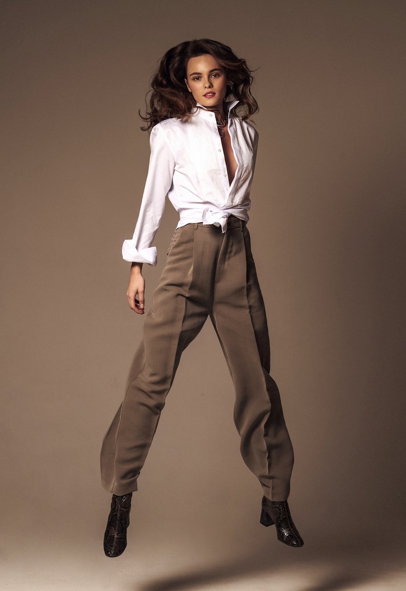 824x1200  Большое интервью с актрисой Ангелиной Стречиной из сериала «Пищеблок»  (столько интересных историй со съемочных площадок и кастинга нам никто не  рассказывал) | Elle