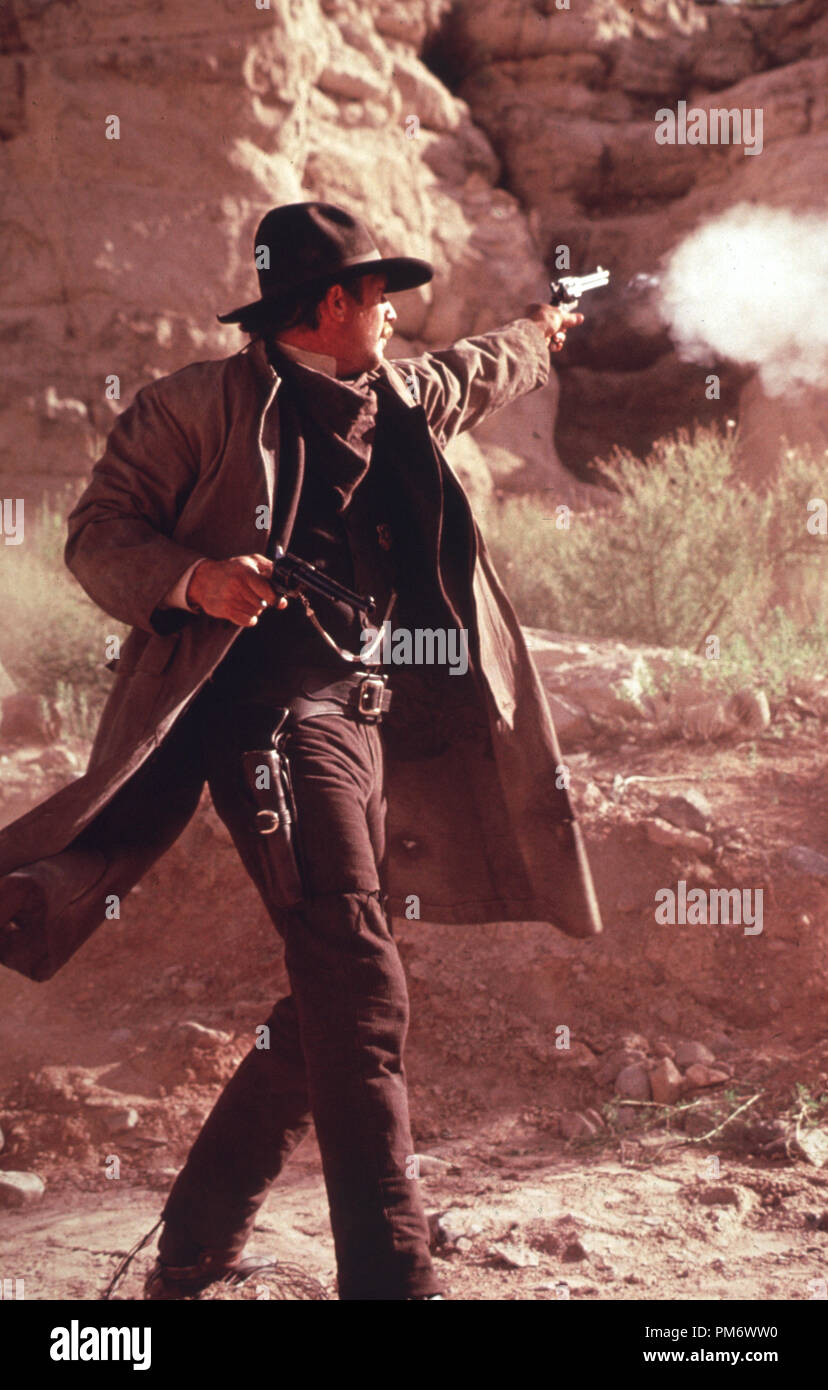 828x1390  Кевин Костнер из Йеллоустоуна, стул, красивый, мужчина, дым, труба, бурный, ковбой, HD обои | Пикпкс